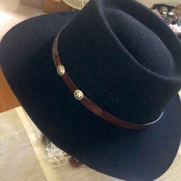 Black Wool Felt Hat w Feather Band - Picture 2 of 13